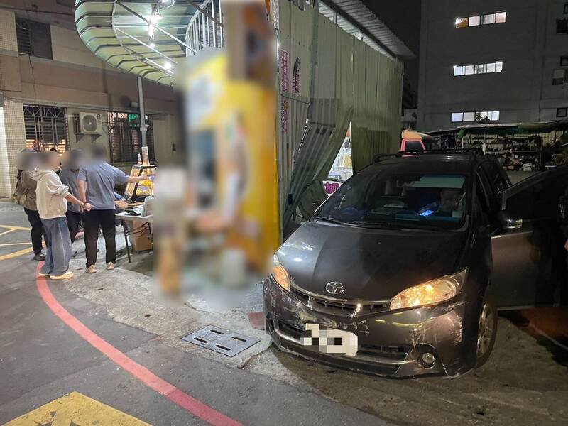 楠梓区一家烤地瓜店家，突遭一部丰田轿车撞破铁皮围墙。（读者提供）