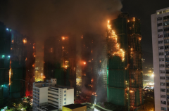 香港住宅大楼恶火连烧7栋 已知44死逾200人失联