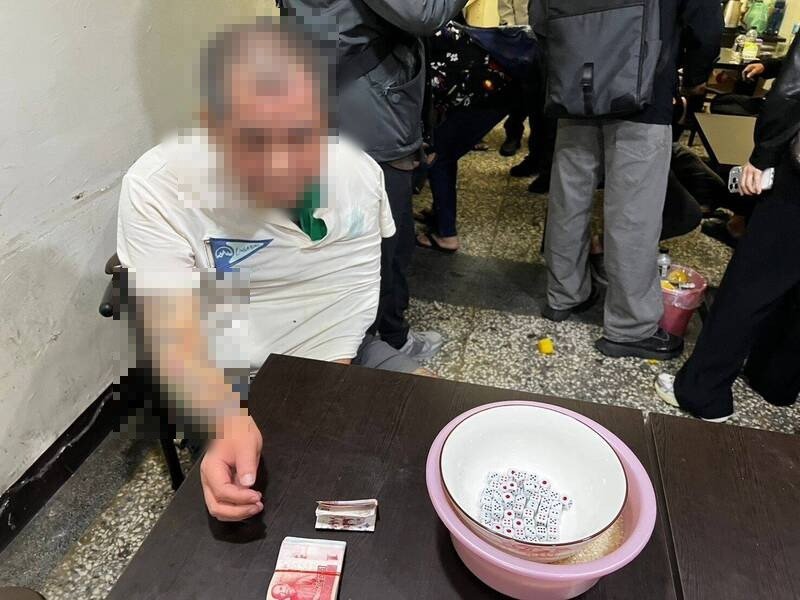 男子车祸摔断手也来赌。（记者吴仁捷翻摄）