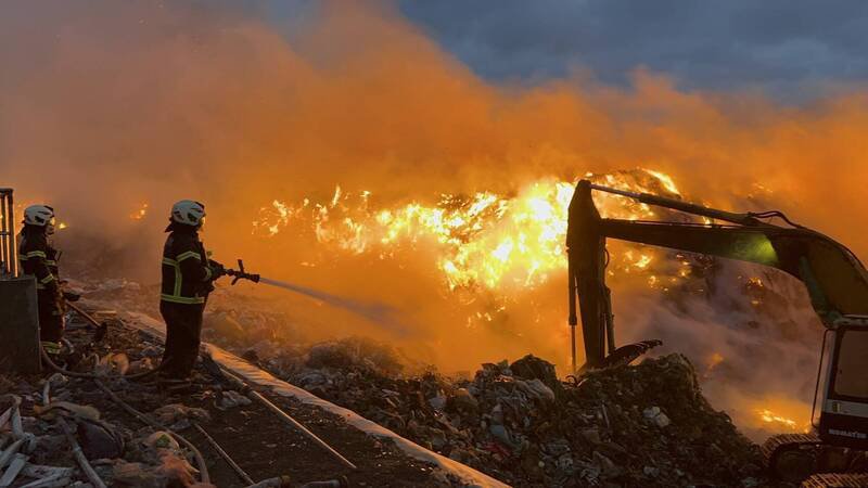 湖西红罗垃圾掩埋场再传大火，红红火光照亮夜空。（澎湖县政府消防局提供）