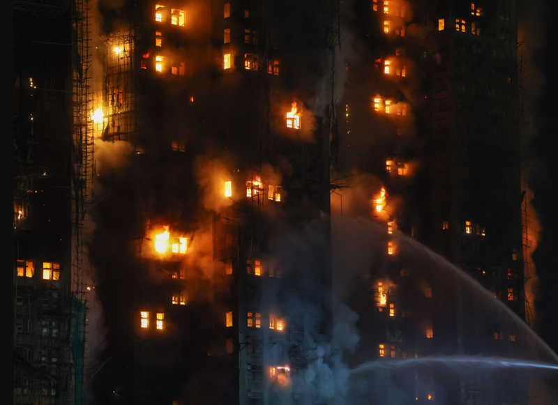 香港新界大埔区住宅大楼「宏福苑」26日发生大火。（彭博）