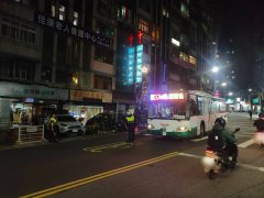 「招牌太亮」公车司机撞上路人 车上母女档摔倒在地