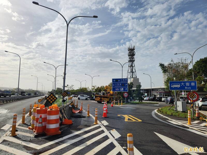 陈姓男子驾车碰撞入口匝道分隔岛后，冲入杨梅休息站停车场内波及多辆车。（记者周敏鸿摄）