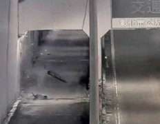 惊!货车撞断护栏 大木棍砸下幸无人经过