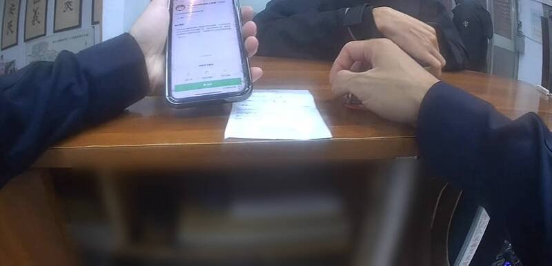 警方将男大生带回警所查看手机对话，确认是诈骗手法及时阻诈。（警方提供）