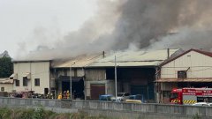 高雄烤漆工厂大火浓烟直窜 消防局出动26车灌救