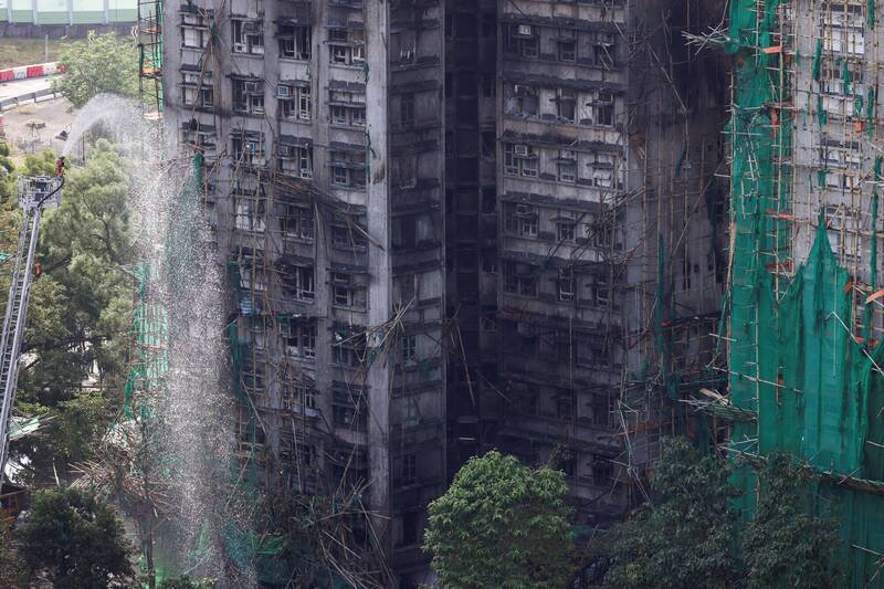 香港官方初步调查，大楼外墙包覆的「发泡胶」（保丽龙）是导致火势失控的罪魁祸首。（路透社资料照）　