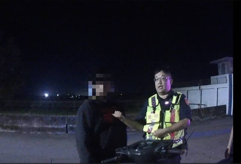 游姓水电工骑车途中，因排气管噪音太大，惹来警方拦查，游不仅不停车受检，还加速一路蛇行、超速、闯红灯，金山警方拦到他开了9张罚单，并依法送办。（记者林嘉东翻摄）