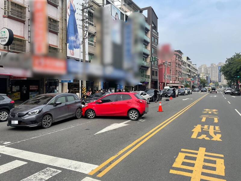 林男驾车违规回转，又失控连撞4车，造成2人受伤送医。（民众提供）