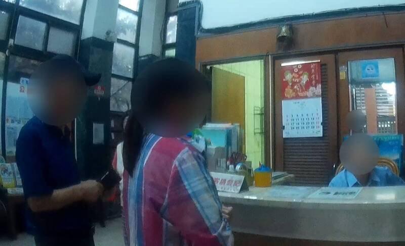 黄男双亲到黄男租住处寻人。（民众提供）