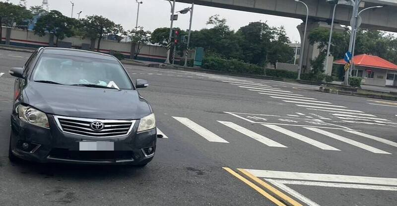 陈姓老翁未礼让直行车酿祸。（读者提供）