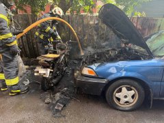 新北老旧轿车突起火自燃   火势延烧路边6机车也遭殃