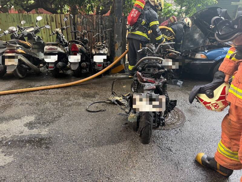 停在路边的机车被烧毁。（记者徐圣伦翻摄）