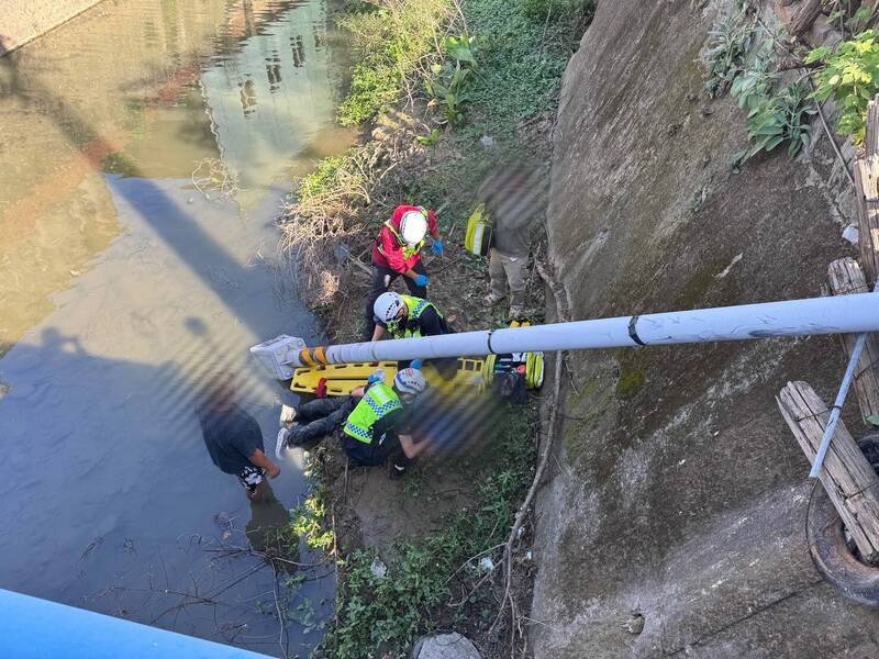 夫妻到苗栗头份旅游，停车购物途中突遭一部休旅车撞落4公尺深大排水沟，所幸获救无大碍。（民众提供）
