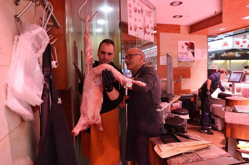 图为西班牙巴塞隆纳猪肉市场。（彭博资料照）