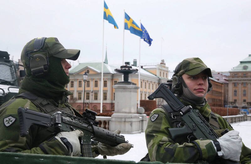 2月在国会外演习的瑞典士兵。（路透档案照）