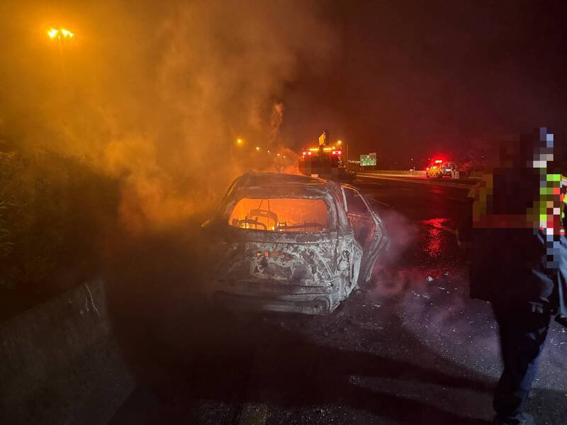 王姓老翁逆向骑机车与轿车相撞。（国道警方提供）