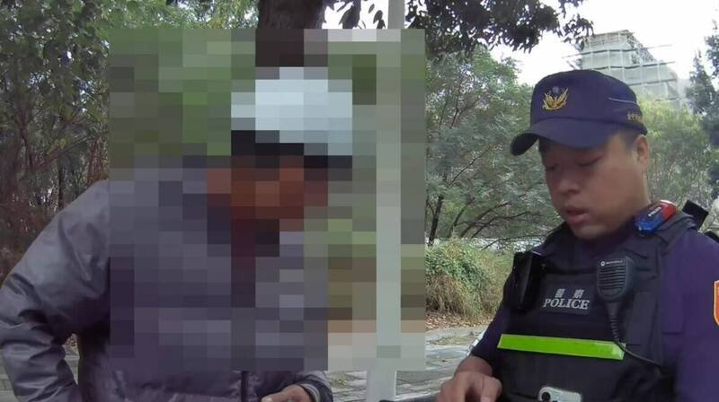 台中市陈姓骑士违规遭拦下，员警发现车牌已遭注销，查询后才知道是忘记续保强制险，又被多开了1张罚单。（记者陈建志翻摄）