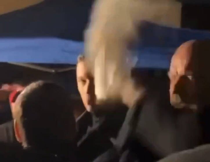 法国极右翼政党国民联盟主席巴德拉近日被抗议者泼面粉与
扔鸡蛋。图为他25日遭泼面粉。（节自X@influenceusesFR）