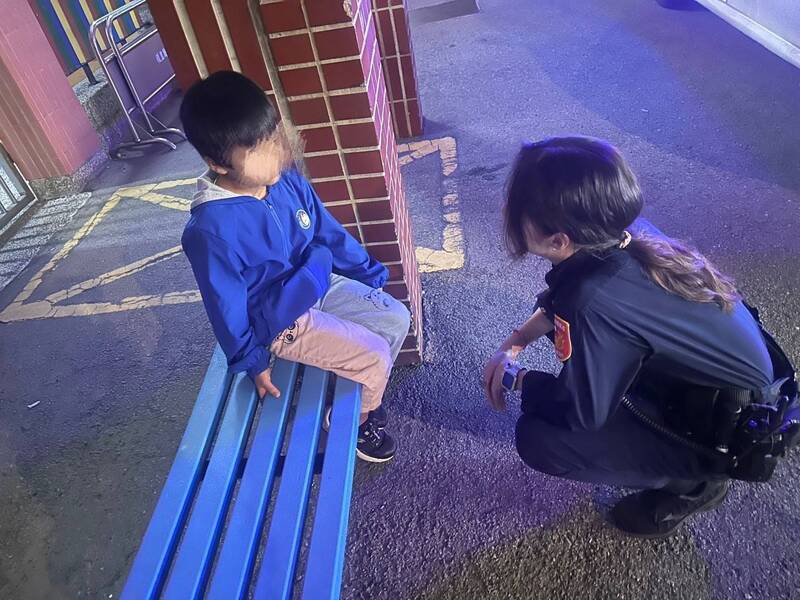 小姊弟趁爸补眠熟睡溜出门，迷途惊魂逾2小时、暖警助返家。（图由警方提供）