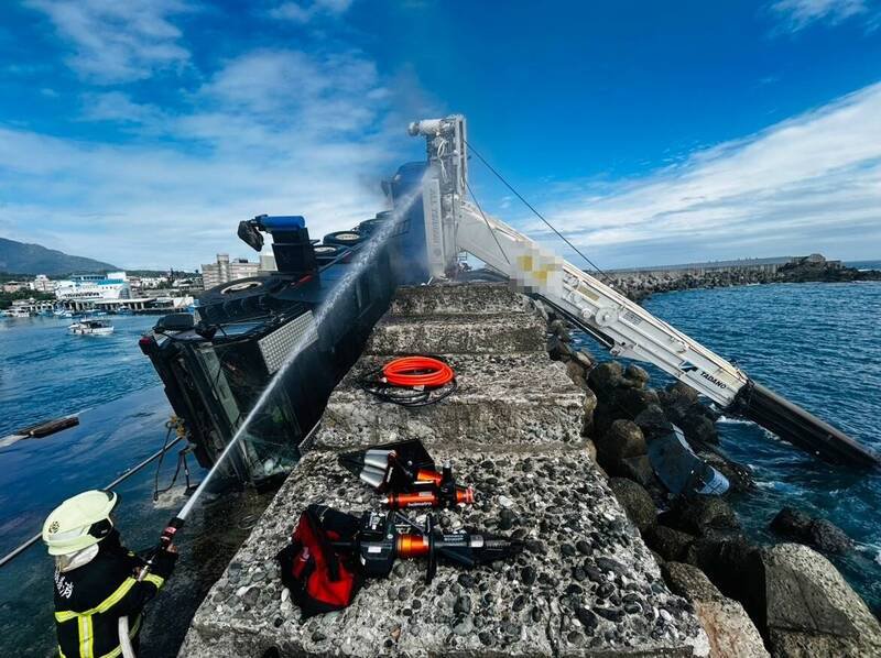 台东成功渔港吊车翻覆。（记者黄明堂翻摄）