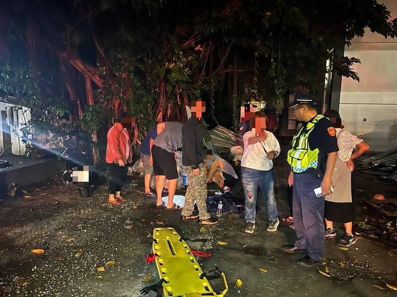 走失的阿嬷在狭窄的沟洞中呼救，所幸被凑巧听到而获救。（警方提供）