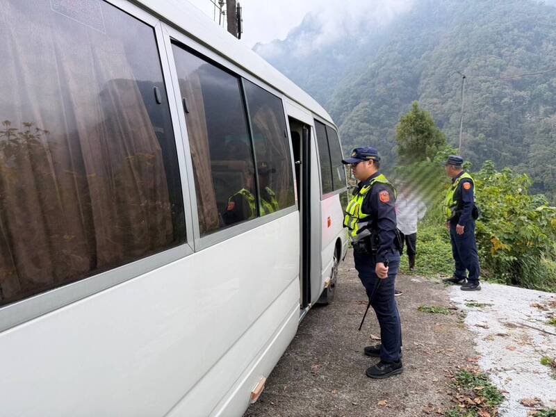 中型巴士违规行驶禁行路段，员警上前拦查赫然惊见车内有22名失联移工。（记者彭健礼翻摄）