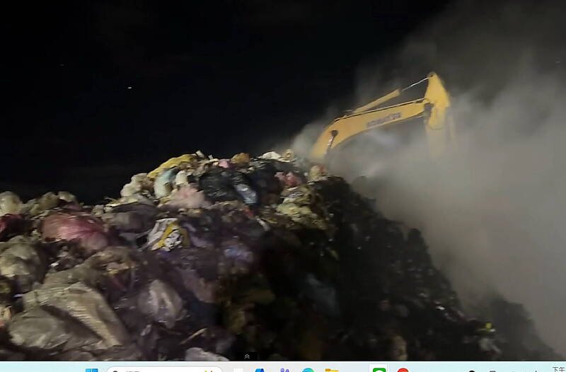 南市环保局表示力，城西掩埋场燃烧区域为生活垃圾暂置区，未波及三期暂置的风灾石绵废弃物。（南市府提供）