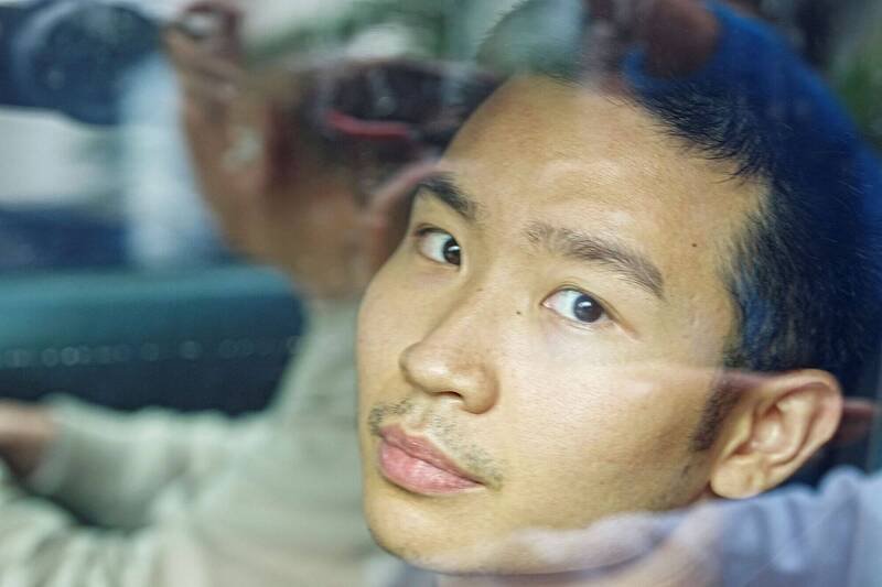 24岁的关靖丰1日被目击乘坐计程车离开长沙湾警署，间接证实他被警方拘捕的传闻。（路透）