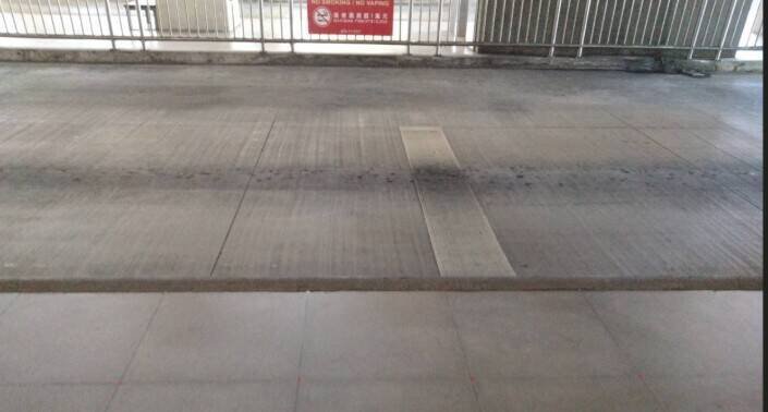 邱姓民众在台中火车站1楼公车转运中心月台，不慎踩空造成骨折，法官到现场勘查，发现石缘黄色标线已严重退色，几乎与车道颜色相同。（撷取自司法院裁判书系统）