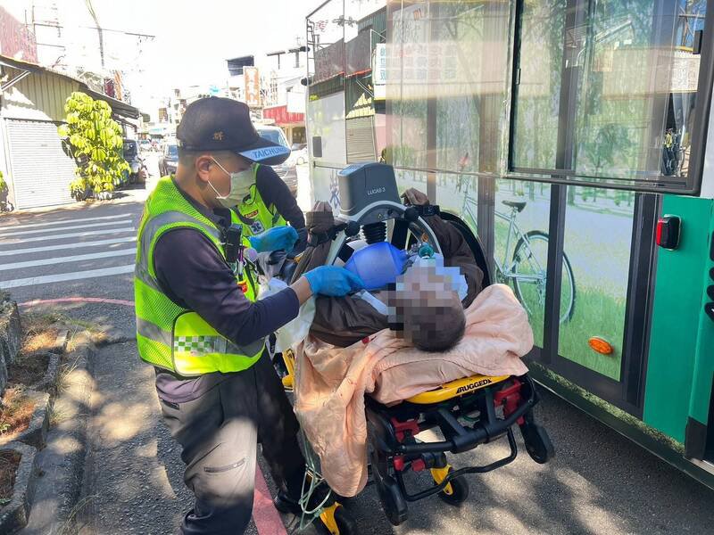 老躅翁搭公车跌倒没有呼吸心跳，消防人员到场立即为其急救并送医。（民众提供）