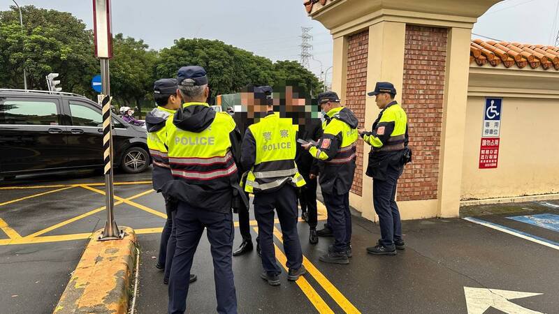 南万华教父高宝胜公祭当天，惊传宝胜两名干儿子砍断天道盟帮派份子赖嫌脚筋，替宝胜报仇；新北市警方在公祭现场防止滋事。（记者吴仁捷翻摄）