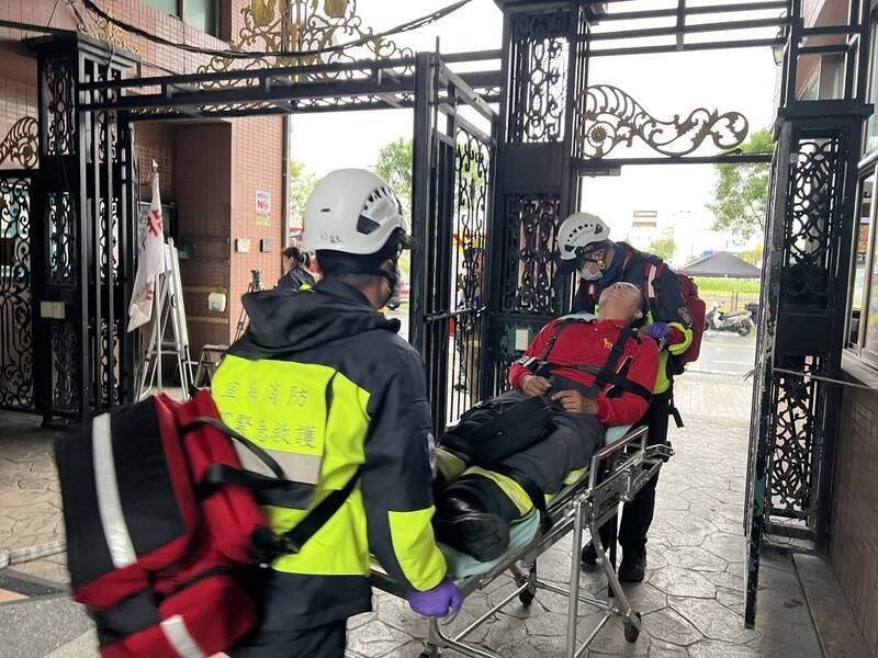 宜县消防局前往纽约市大楼办理高楼灾害演练。（宜兰县消防局提供）