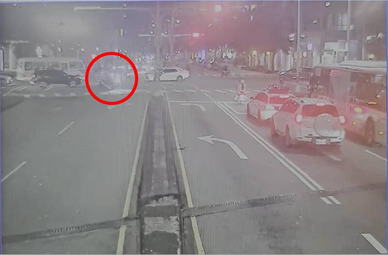 监视器拍下车祸发生全程。（记者徐圣伦翻摄）