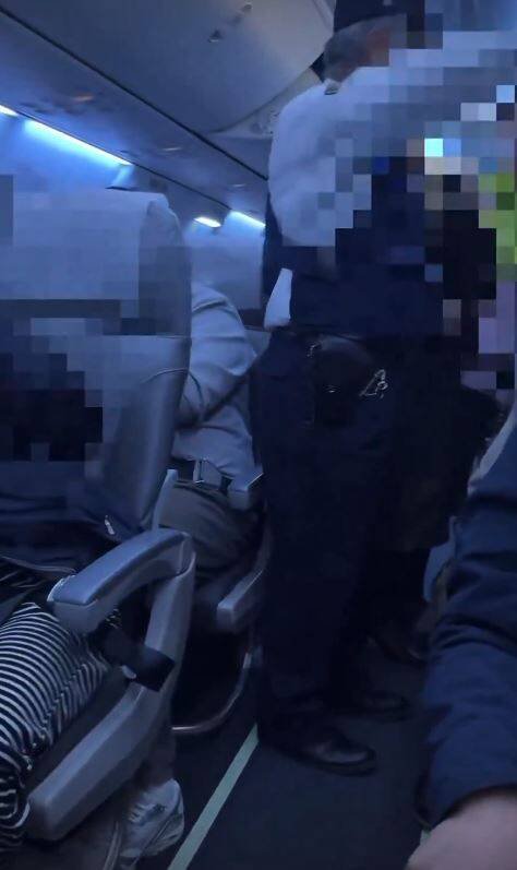 1名中国籍男乘客与空服员发生激烈争执，班机被迫返航。（图撷取自x）