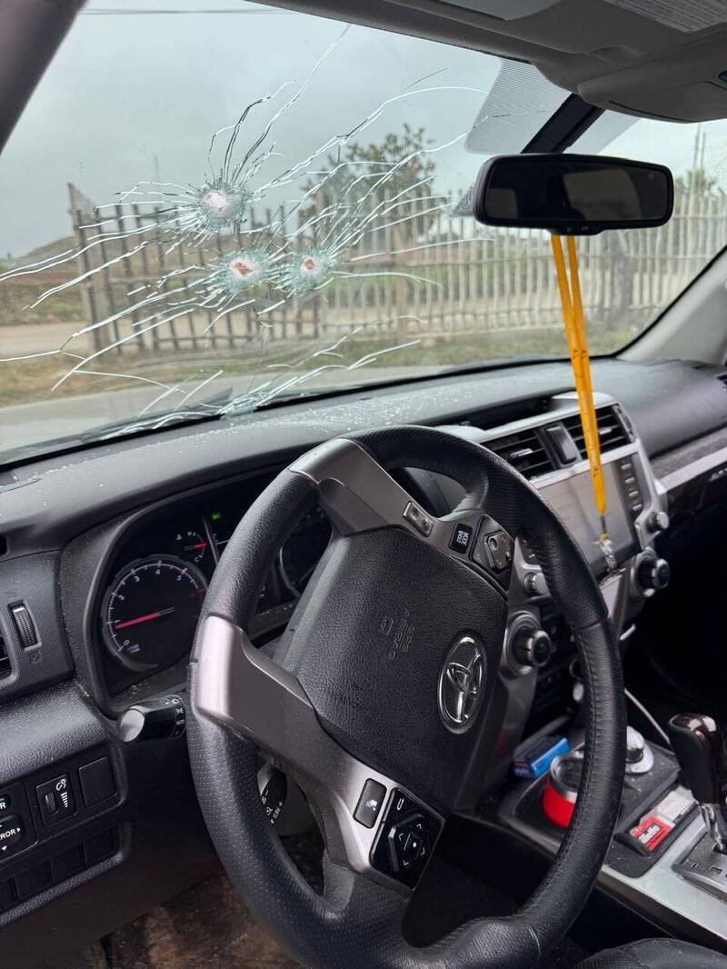 贝劳德休旅车的挡风玻璃被打出3个弹孔。（图撷取自「X」）