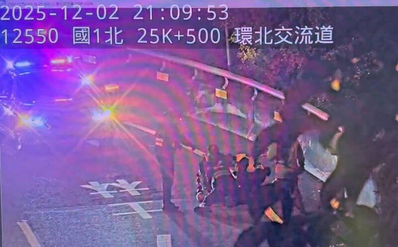 国道上监视器拍下赖男被警方强势压制。（记者徐圣伦翻摄）