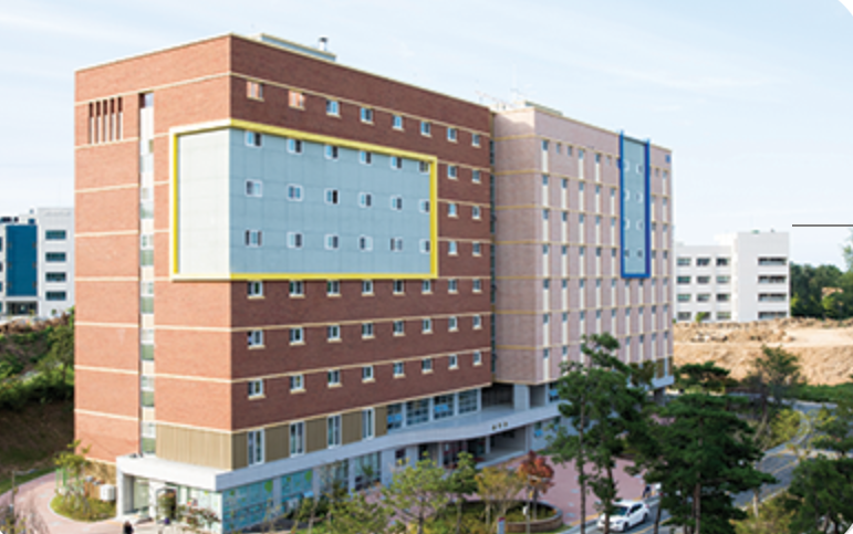 南韩江陵原州大学宿舍失火，400名学生紧急疏散。图为该校宿舍。（图撷自江陵原州大学）