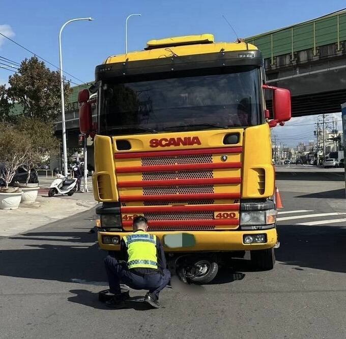 警方在肇事联结车进行采证。（图由读者提供）