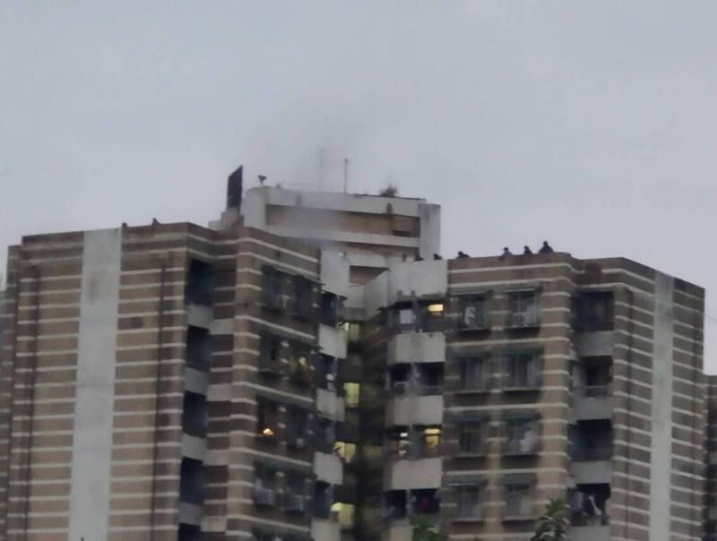 台北市文山区万美街二段一处社区大楼，今日傍晚发生火警。（记者郑景议翻摄）