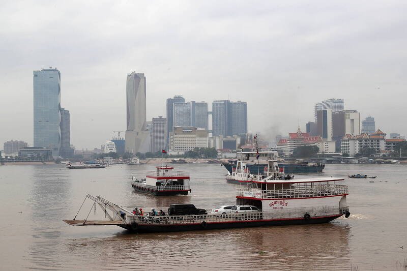 柬埔寨政府已经同意对中国公民试行免签政策，在4个月的试行期间，中国公民无须签证、缴费，填写电子卡就可入境。图为柬埔寨金边湄公河。（欧新社）