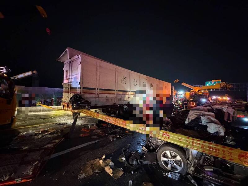 国道1号连环车祸，车道零件四散，一度全线暂时封闭。（民众提供）