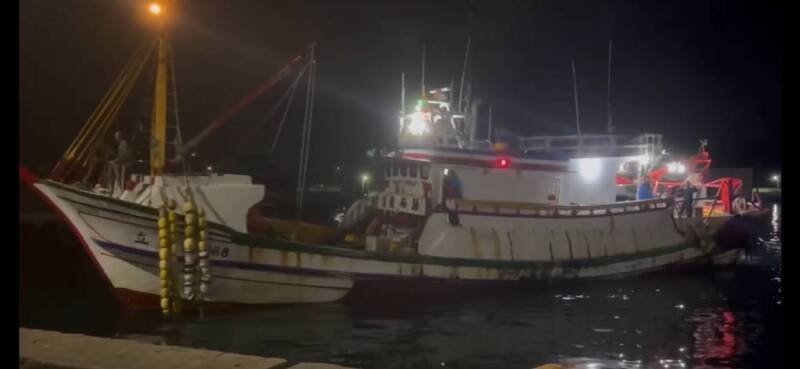 基隆八斗子籍「立发168号」渔船翻覆后，3名船员被「立发368号」（见图）载返基隆八斗子渔港，3名失联船员迄今尚未寻获。（记者林嘉东翻摄）