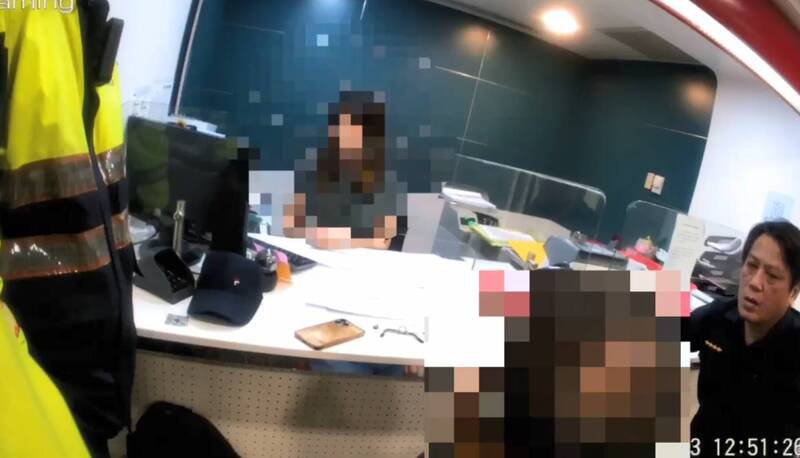 李姓老翁落入假交友投资诈骗陷阱，先后跑到住家附近2间银行，打算提领帐户480万元，所幸警方及时拦阻。（记者陆运锋翻摄）