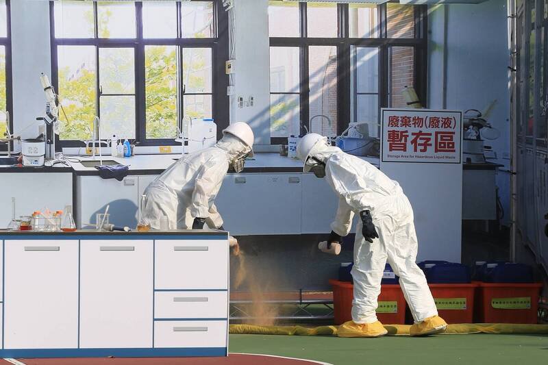 「教育部114年度全国大专校院环境安全卫生主管联席会议」，针对全台校园环境保护与安全卫生，加强应变能力，今年特别加码举办「实验室意外事故处理演练」。（图由中山大学提供）