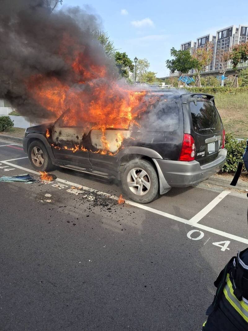 休旅车突起火燃烧。（民众提供）