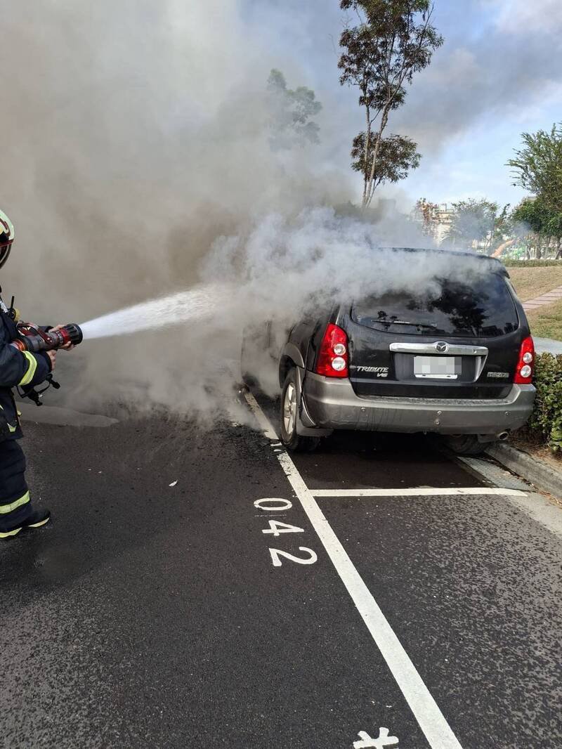 消防人员急拉水线灭火。（民众提供）