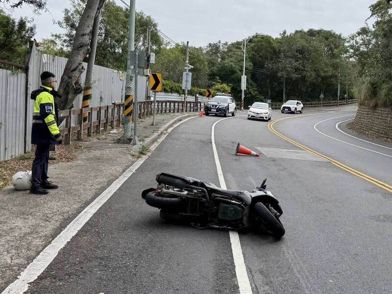 彰化市139线机车撞交通锥，骑士喷飞翻滚20米骨折。（图由警方提供）