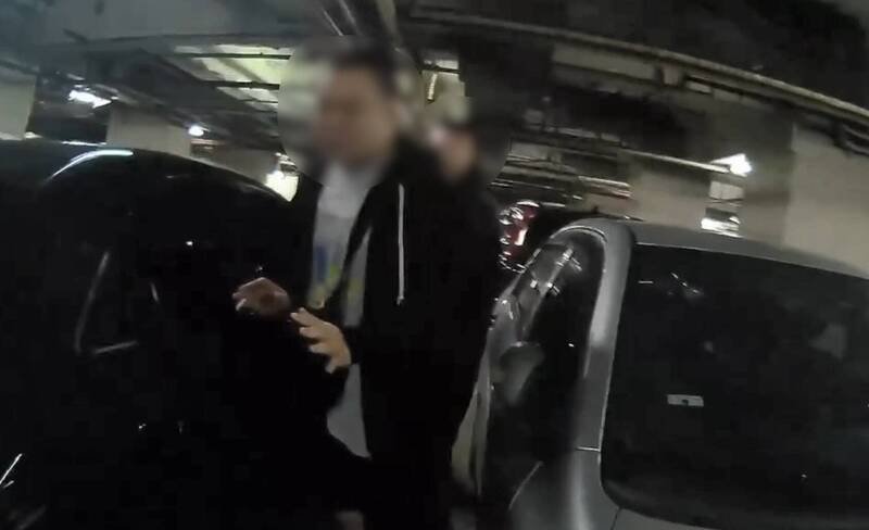 警方拘提风飞砂帮郭姓大哥。（记者陆运锋翻摄）