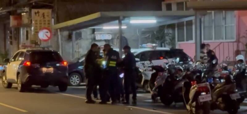 基隆市1名陈姓毒虫日前在基隆市警二分局和一路派出所与5名将他团团围住的警员互呛；警方最后以优势警力将他制伏后上铐逮捕。（记者林嘉东翻摄）